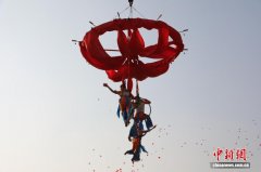 （新春见闻）安徽阜阳“福马迎春会” 游人如织