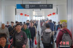 春节假期过半 深圳莲塘口岸客流逐日攀升