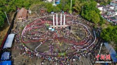 云南盈江：数万人同跳目瑙纵歌